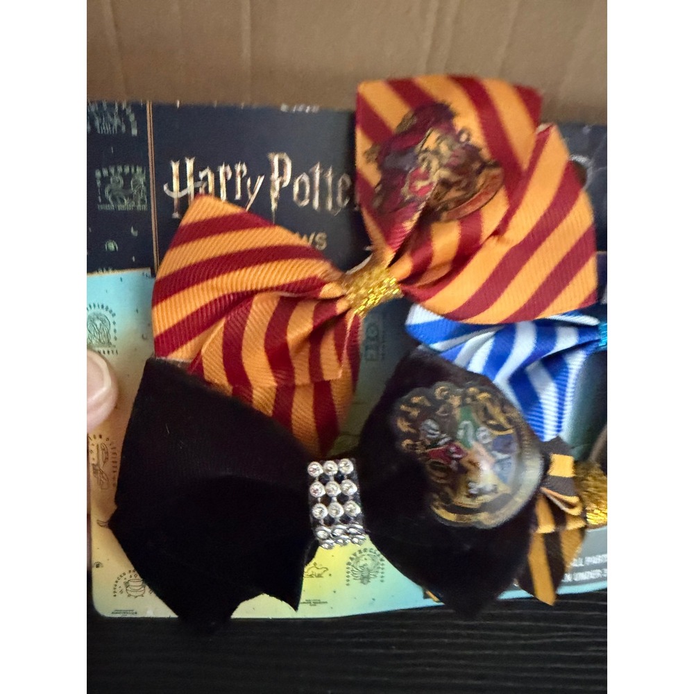 Harry Potter Hair Bows Set 6pc Hogwarts House Crests Platform 9 3/4 Clips NEW - Picture 4 of 5